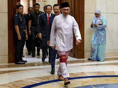 Momen PM Malaysia Anwar Ibrahim Ngantor Perdana Pakai Sandal