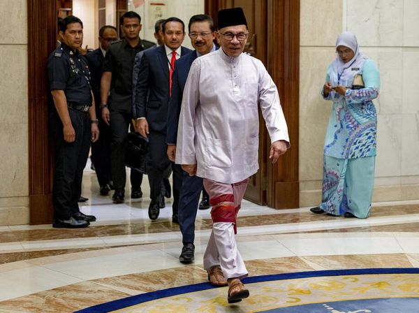 Momen PM Malaysia Anwar Ibrahim Ngantor Perdana Pakai Sandal