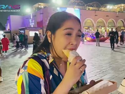 Nonton Piala Dunia 2022 di Qatar, Nagita Slavina Asyik Jajan Kaki Lima