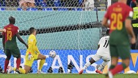 Osman Bukari menjebol gawang Portugal di menit ke-89. Foto: AFP via Getty Images/GLYN KIRK