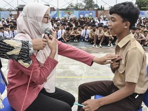 Para Siswa SMP Ini Diberi Penjelasan Bahaya Rokok
