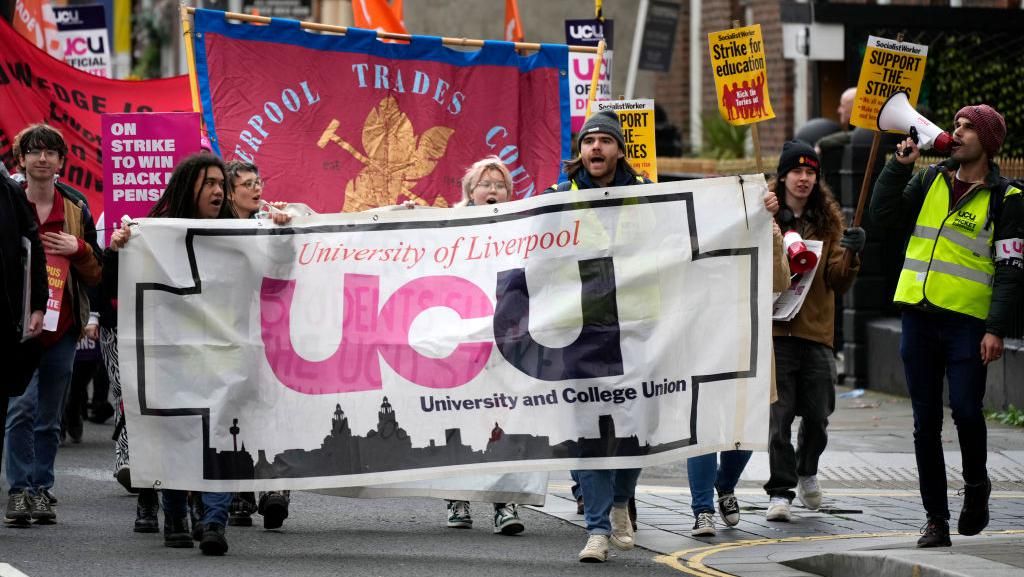 Pegawai Universitas di Inggris Demo Besar-besaran Tuntut Naik Gaji Pegawai Universitas di Inggris Demo Besar-besaran Tuntut Naik Gaji