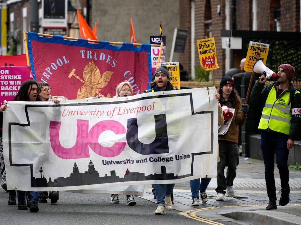 Pegawai Universitas di Inggris Demo Besar-besaran Tuntut Naik Gaji