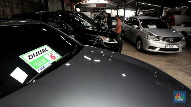 Pekerja memeriksa mobil jejak nan dijual di Garnet Auto, Jakarta, Jumat (25/11/2022). Perusahaan leasing blak-blakan mengetatkan proses pencairan angsuran kendaraan bermotor dan mobil saat ini. (CNBC Indonesia/Andrean Kristianto)