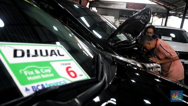 Pekerja memeriksa mobil jejak nan dijual di Garnet Auto, Jakarta, Jumat (25/11/2022). Perusahaan leasing blak-blakan mengetatkan proses pencairan angsuran kendaraan bermotor dan mobil saat ini. (CNBC Indonesia/Andrean Kristianto)