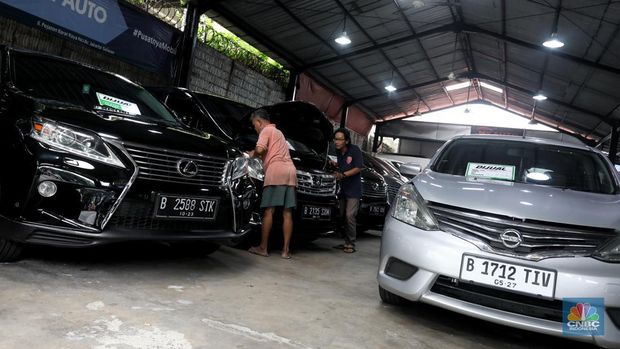 Pekerja memeriksa mobil jejak nan dijual di Garnet Auto, Jakarta, Jumat (25/11/2022). Perusahaan leasing blak-blakan mengetatkan proses pencairan angsuran kendaraan bermotor dan mobil saat ini. (CNBC Indonesia/Andrean Kristianto)