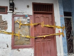 Rumah TKP Lansia Kakak Adik Tewas di Jakbar Dipasangi Garis Polisi