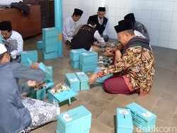 Masjid Agung Solo Serahkan Infak Salat Jumat untuk Korban Gempa Cianjur