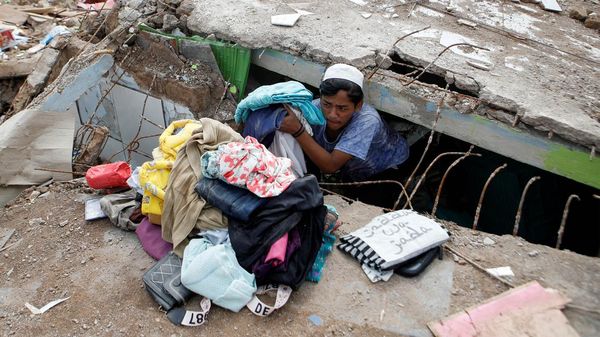 Perjuangan Warga Menembus Reruntuhan Gempa untuk Evakuasi Barang