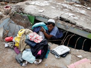 Perjuangan Warga Menembus Reruntuhan Gempa untuk Evakuasi Barang