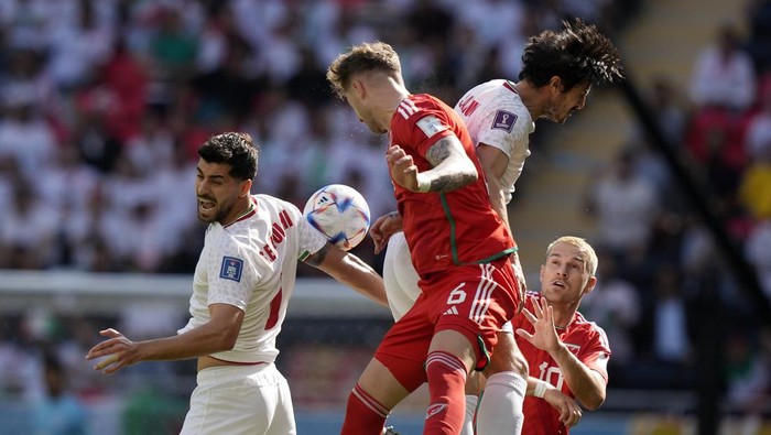 Irans Saeid Ezatolahi, left, and Wales Joe Rodon, center, and Wales Aaron Ramsey, right, challenge for the ball during the World Cup group B soccer match between Wales and Iran, at the Ahmad Bin Ali Stadium in Al Rayyan , Qatar, Friday, Nov. 25, 2022. (AP Photo/Frank Augstein)