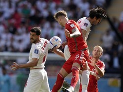 Iran Bikin Wales Keteteran, Dua Tembakan Kena Tiang