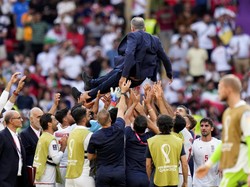 Pemain Iran Rayakan Gol Sambil Cekik Pelatih