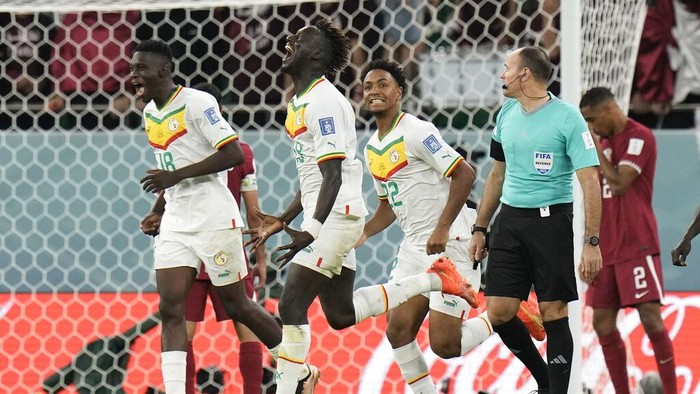 Senegals Famara Diedhiou, center, celebrates after scoring a goal during the World Cup group A soccer match between Qatar and Senegal, at the Al Thumama Stadium in Doha, Qatar, Friday, Nov. 25, 2022. (AP Photo/Hassan Ammar)