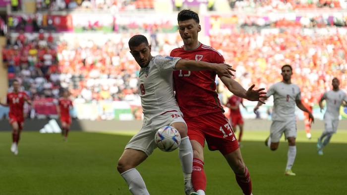 Wales Kieffer Moore, right, and Irans Majid Hosseini battle for the ball during the World Cup group B soccer match between Wales and Iran, at the Ahmad Bin Ali Stadium in Al Rayyan , Qatar, Friday, Nov. 25, 2022. (AP Photo/Francisco Seco)