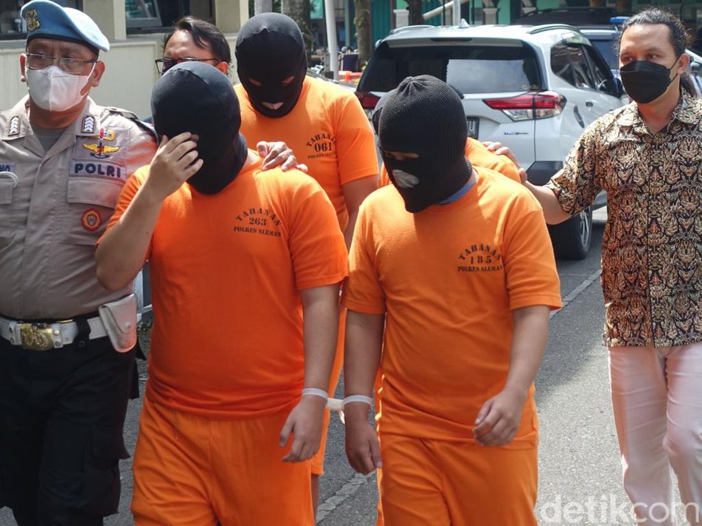 Mahasiswa Tewas Usai Pesta Miras di Kos Pogung Sleman, 4 Orang Ditangkap Mahasiswa Tewas Usai Pesta Miras di Kos Pogung Sleman, 4 Orang Ditangkap