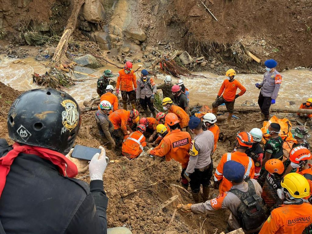 [CEK FAKTA] Tiga Relawan Gugur Saat Evakuasi Korban Gempa Cianjur