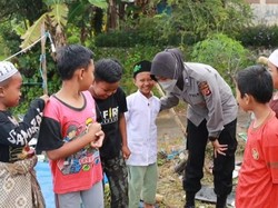 Kala Polwan Polres Cimahi Bikin Anak Korban Gempa Cianjur Tersenyum