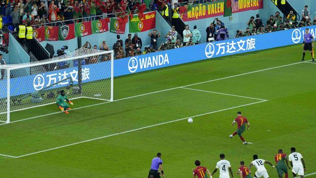 Portugal's Cristiano Ronaldo scores from the penalty spot during the World Cup group H soccer match between Portugal and Ghana, at the Stadium 974 in Doha, Qatar, Thursday, Nov. 24, 2022. (AP Photo/Francisco Seco)