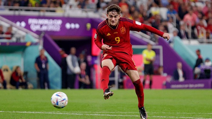 Potret Pablo Gavi dari Spanyol, Pencetak Gol Termuda Piala Dunia 2022 DOHA, QATAR - NOVEMBER 23: Gavi of Spain scores the fifth goal to make it 5-0 during the World Cup match between Spain v Costa Rica at the Al Thumama Stadium on November 23, 2022 in Doha Qatar (Photo by David S. Bustamante/Soccrates/Getty Images)