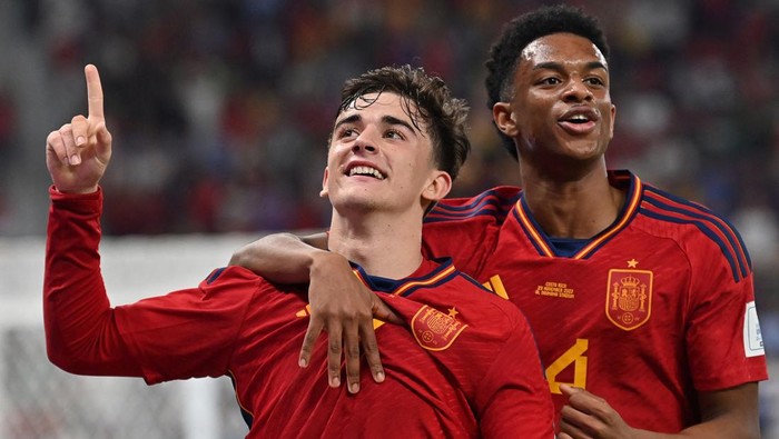 Potret Pablo Gavi dari Spanyol, Pencetak Gol Termuda Piala Dunia 2022 Spain's midfielder #09 Gavi (L) celebrates scoring his team's fifth goal during the Qatar 2022 World Cup Group E football match between Spain and Costa Rica at the Al-Thumama Stadium in Doha on November 23, 2022. (Photo by Glyn KIRK / AFP) (Photo by GLYN KIRK/AFP via Getty Images)
