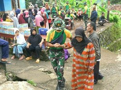Prajurit Kostrad Tembus Area Terisolasi, Bawa Bantuan Korban Gempa Cianjur