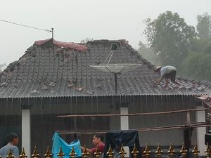 Puting Beliung Sapu Jaten Wonogiri, Genting Belasan Rumah Beterbangan Puting Beliung Sapu Jaten Wonogiri, Genting Belasan Rumah Beterbangan