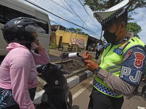 Kakorlantas Gemes dengan Pengendara yang Copot Pelat Nomor, Tilang Manual Lagi? Kakorlantas Gemes dengan Pengendara yang Copot Pelat Nomor, Tilang Manual Lagi?