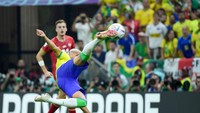 Richarlison pamer aksi akrobatik. Foto: DeFodi Images via Getty Images/DeFodi Images