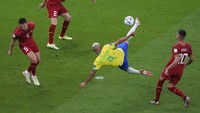 Aksi Richarlison tambah keren dari angle ini. Foto: AP/Darko Vojinovic