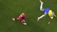 Gol Richarlison ini langsung menjadi kandidat kuat gol terbaik Piala Dunia 2022. Foto: AP/Thanassis Stavrakis