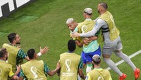 Para pemain Brasil, yang umumnya punya skill individu prima, heboh merayakan gol keren Richarlison. Foto: AP/Darko Vojinovic