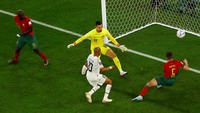Sedangkan, Ghana menyarangkan bola ke gawang Portugal melalui aksi Andre Ayew (73’) dan Osman Bukari (89’). Reuters/Fabrizio Bensch