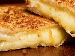 Jika Tidak Punya Mentega, Bisa Bikin Roti Panggang Keju Pakai Bahan Ini