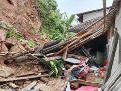 Bruk! Rumah di Pangandaran Hancur Tertimpa Longsor