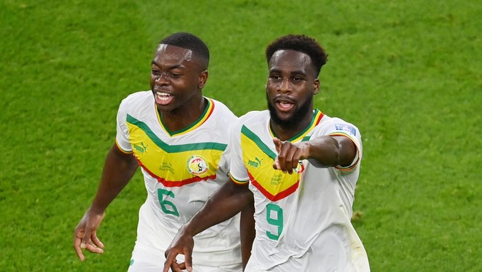 DOHA, QATAR - NOVEMBER 25: Boulaye Dia (R) of Senegal celebrates with Nampalys Mendy after scoring their teams first goal during the FIFA World Cup Qatar 2022 Group A match between Qatar and Senegal at Al Thumama Stadium on November 25, 2022 in Doha, Qatar. (Photo by Dan Mullan/Getty Images)