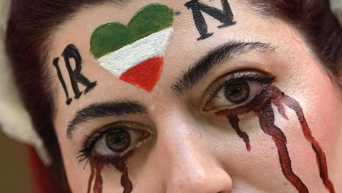 Senyuman Pendukung Iran Soccer Football - FIFA World Cup Qatar 2022 - Group B - Wales v Iran - Ahmad Bin Ali Stadium, Al Rayyan, Qatar - November 25, 2022
An Iran fan is pictured inside the stadium before the match REUTERS/Dylan Martinez