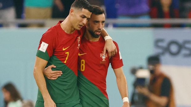 Soccer Football - FIFA World Cup Qatar 2022 - Group H - Portugal v Ghana - Stadium 974, Doha, Qatar - November 24, 2022  Portugal's Cristiano Ronaldo celebrates scoring their first goal with Bruno Fernandes REUTERS/Hannah Mckay