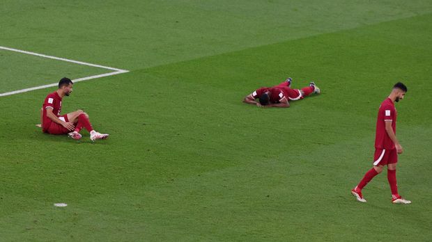 Soccer Football - FIFA World Cup Qatar 2022 - Group A - Qatar v Senegal - Al Thumama Stadium, Doha, Qatar - November 25, 2022 Qatar players look dejected after Senegal's Bamba Dieng scored their third goal REUTERS/Molly Darlington