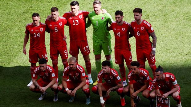 Soccer Football - FIFA World Cup Qatar 2022 - Group B - Wales v Iran - Ahmad Bin Ali Stadium, Al Rayyan, Qatar - November 25, 2022 Wales players pose for a team group photo before the match REUTERS/Marko Djurica