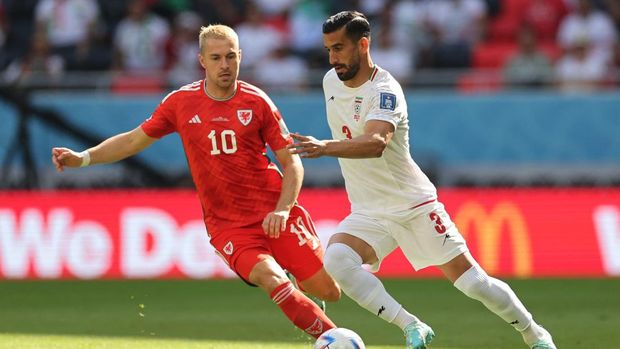 Soccer Football - FIFA World Cup Qatar 2022 - Group B - Wales v Iran - Ahmad Bin Ali Stadium, Al Rayyan, Qatar - November 25, 2022 Iran's Ehsan Hajsafi in action with Wales' Aaron Ramsey REUTERS/Carl Recine