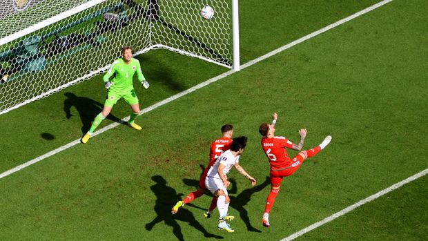 Soccer Football - FIFA World Cup Qatar 2022 - Group B - Wales v Iran - Ahmad Bin Ali Stadium, Al Rayyan, Qatar - November 25, 2022  Iran's Sardar Azmoun in action with Wales' Joe Rodon, Chris Mepham and Wayne Hennessey REUTERS/Fabrizio Bensch