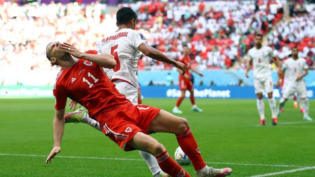 SOCCER-WORLDCUP-WAL-IRN/REPORT Soccer Football - FIFA World Cup Qatar 2022 - Group B - Wales v Iran - Ahmad Bin Ali Stadium, Al Rayyan, Qatar - November 25, 2022 Wales' Gareth Bale reacts after clashing with Iran's Milad Mohammadi REUTERS/Hannah Mckay