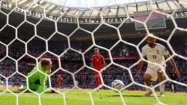 Soccer Football - FIFA World Cup Qatar 2022 - Group B - Wales v Iran - Ahmad Bin Ali Stadium, Al Rayyan, Qatar - November 25, 2022 Iran's Ali Gholizadeh scores a goal which was later disallowed for offside REUTERS/Carl Recine