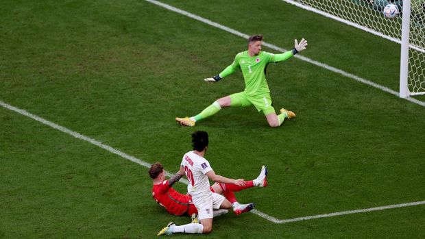 Soccer Football - FIFA World Cup Qatar 2022 - Group B - Wales v Iran - Ahmad Bin Ali Stadium, Al Rayyan, Qatar - November 25, 2022 Iran's Sardar Azmoun shoots against the post REUTERS/Marko Djurica