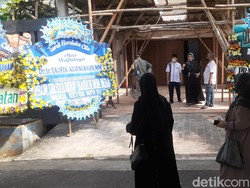 Papan Bunga Dukacita Berjejer di Rumah Duka Taufik Kurniawan