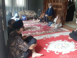 Suasana Duka Rumah Eks Waket DPR Taufik Kurniawan di Semarang