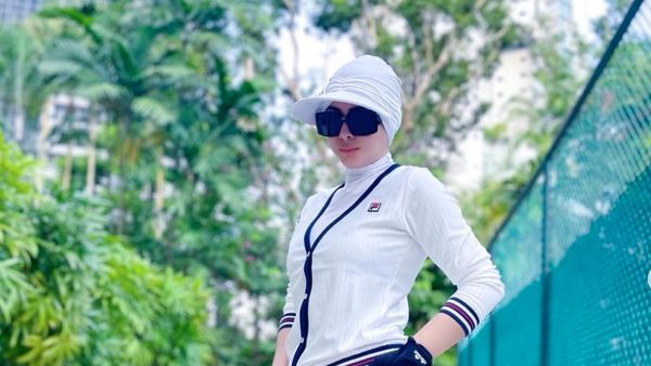 8 Adu Gaya Syahrini dan Luna Maya saat Main Tenis