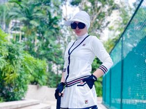 8 Adu Gaya Syahrini dan Luna Maya saat Main Tenis