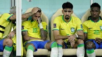 Bahkan Neymar terlihat menangis dan menutup wajahnya dengan baju akibat nyeri yang dirasakan pada engkelnya. (Getty Images/Lionel Hahn)